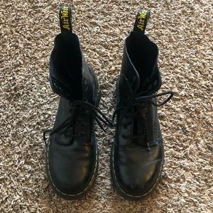 DOC MARTENS leather lace up boots!